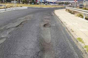 Socavones profundos en el vial costero de Salinetas (Foto TA)